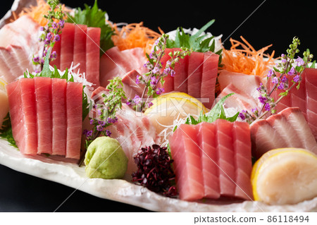 Assorted 4 kinds of sashimi (bigeye tuna, yellowtail, sea bream, scallop) 86118494