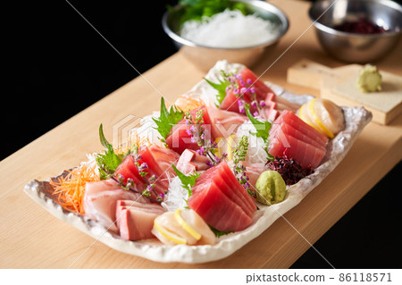 Assorted 4 kinds of sashimi (bigeye tuna, yellowtail, sea bream, scallop) 86118571