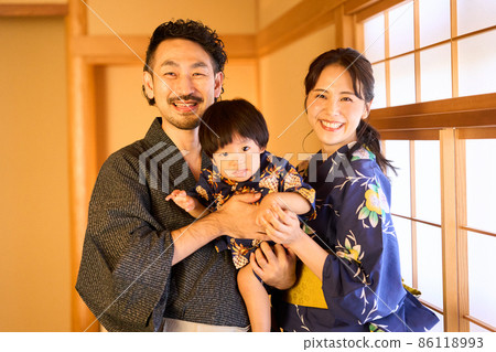 A family of three relaxing at the inn 86118993