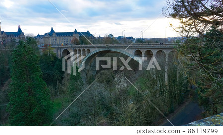 View of Luxembourg old town, UNESCO World Heritage Site, with the ancient city wall 86119799