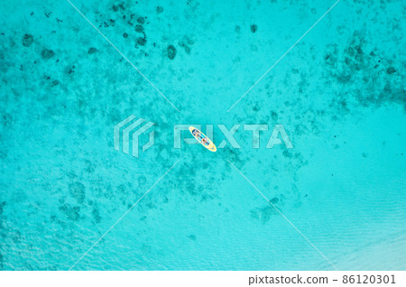 Coral island, koh He, beach and boats in Phuket province, Thailand Coral island, koh He, beach and boats in Phuket province, Thailand 86120301