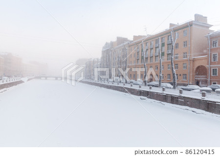Griboyedov Canal on a foggy winter day. Street view 86120415