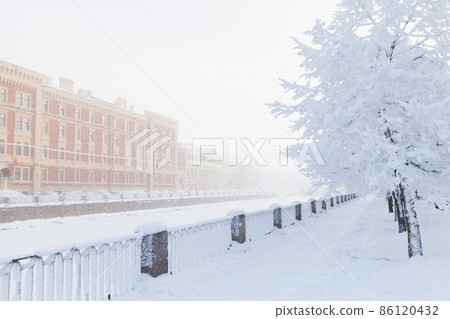 Griboyedov Canal coastal view on a cold snowy winter day 86120432