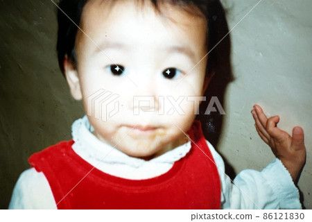 Showa 50's 1 year old girl in red clothes 86121830