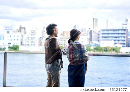 從陽台望出去的男女 86121977