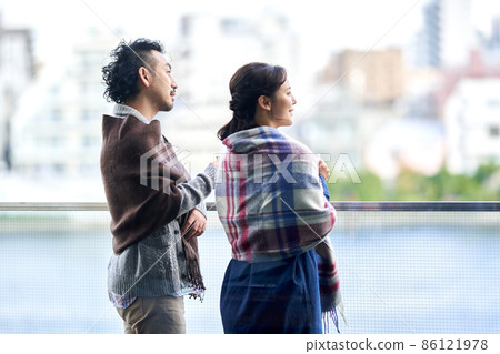 從陽台望出去的男女 86121978