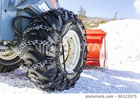 Tire of wheel loader with chain Tire of wheel loader with chain 86122073