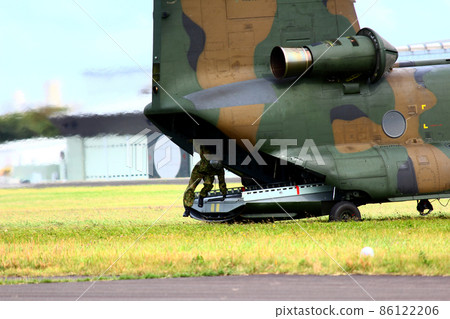 CH-47 Self-Defense Forces jumping from the rear hatch of a large transport helicopter CH-47 Self-Defense Forces jumping from the rear hatch of a large transport helicopter 86122206
