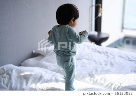 1歲10個月的寶寶在床上嬉戲 86123052