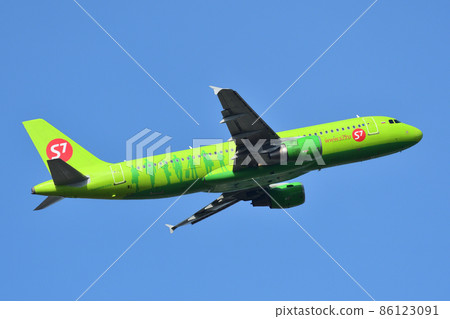 S7 Airlines passenger plane A320-200 86123091