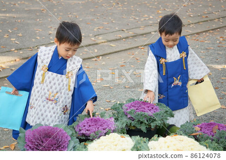 Twins' Shichigosan pilgrimage 86124078