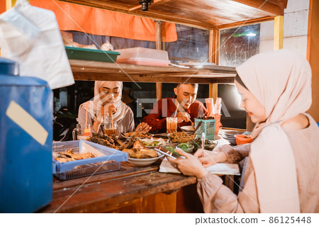 beautiful asian muslim people enjoy having iftar dinner beautiful asian muslim people enjoy having iftar dinner 86125448