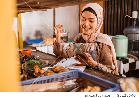 beautiful muslim seller taking order from customer 86125546