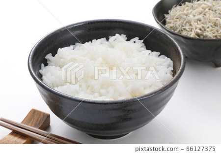 Rice and chirimenjako 86127375