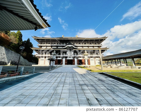 Blue sky and the Great Buddha Hall of Chorakuji 86127707