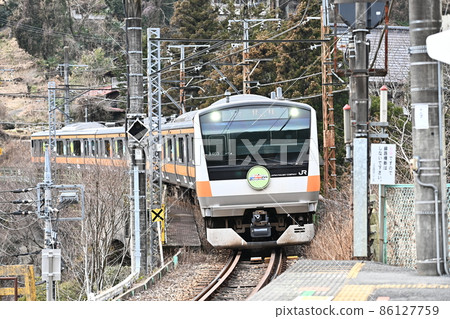 Tokyo Okutama Mitake Gorge Ome Line unmanned station "Kori Station" uphill train head car for Ome Close view 86127759