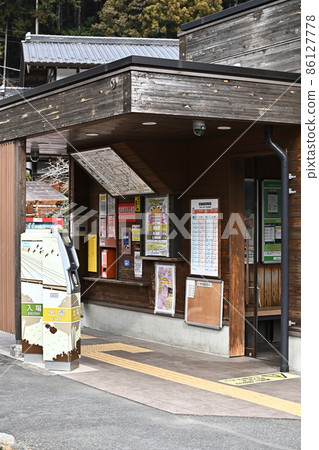 垂直組合東京奧多摩鳩之棲峽谷青梅線無人站“古里站”自動檢票口和車站大樓 86127778
