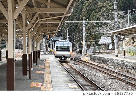 東京奧多摩鳩之棲峽谷青梅線無人站“鳩之棲站”從鳩之棲站出發前往奧多摩的列車後視圖 東京奧多摩鳩之棲峽谷青梅線無人站“鳩之棲站”從鳩之棲站出發前往奧多摩的列車後視圖 86127780