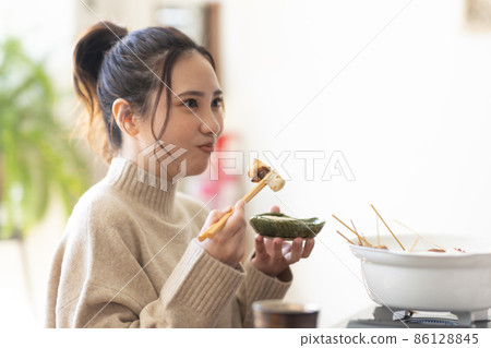 吃關東煮的可愛女人 吃關東煮的可愛女人 86128845