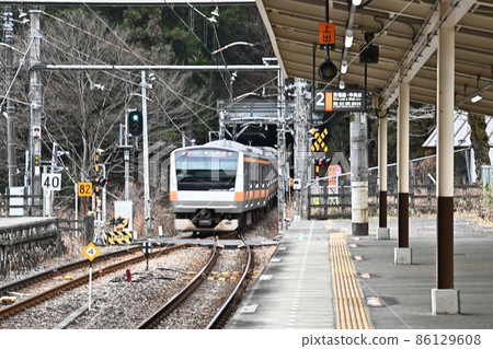 東京奧多摩鳩之棲峽谷青梅線無人站“鳩之棲站”出發並進入隧道火車到奧多摩站下一個是白丸站 86129608