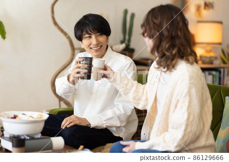 一對夫婦和朋友一起吃關東煮 86129666