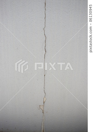 Vertical cracks in the outdoor wall Vertical cracks in the outdoor wall 86130945