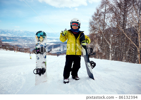 Snowboarding and elementary school boys 86132394