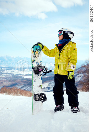 Snowboarding and elementary school boys Snowboarding and elementary school boys 86132404