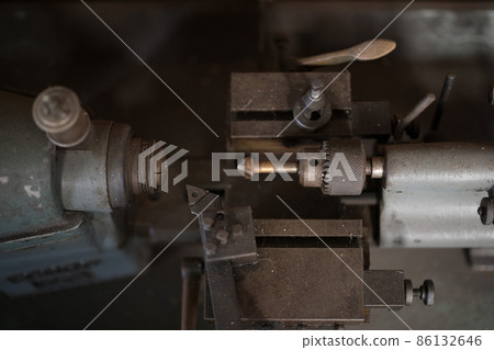 Chamfering a small lathe 86132646