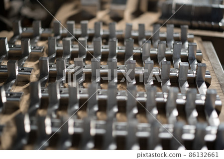 在加工中心加工的鋁製零件 86132661