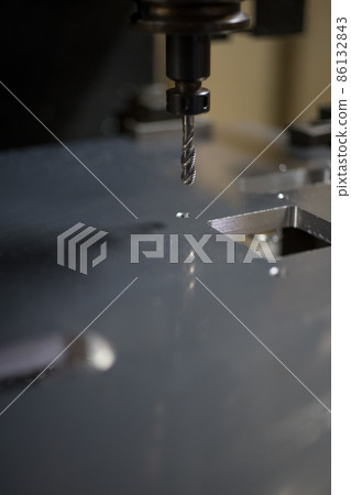 在加工中心進行攻絲加工 86132843