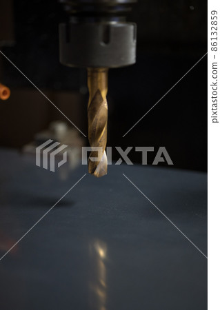 用鑽鑽孔 用鑽鑽孔 86132859