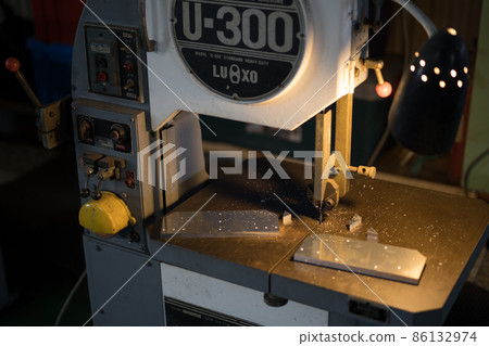 用輪廓機切割鋁板 86132974