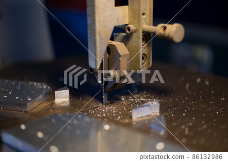 用輪廓機切割鋁板 用輪廓機切割鋁板 86132986