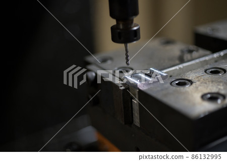 在加工中心進行攻絲加工 在加工中心進行攻絲加工 86132995