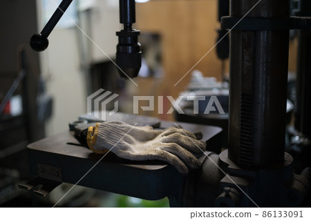 Work gloves and drilling machine Work gloves and drilling machine 86133091