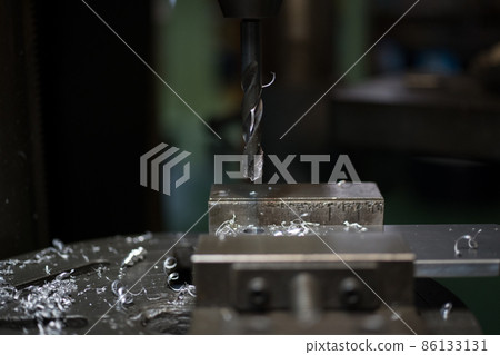 用鑽孔機鑽孔 用鑽孔機鑽孔 86133131