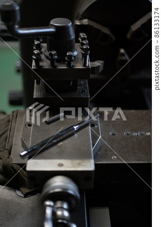 Parts processing with lathe 86133174