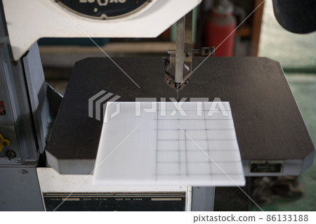 將樹脂材料標記到切割尺寸 將樹脂材料標記到切割尺寸 86133188