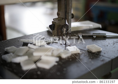 用輪廓機切割樹脂材料 用輪廓機切割樹脂材料 86133197