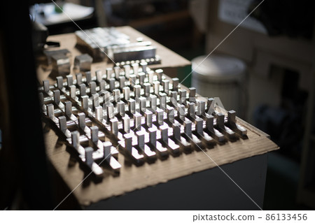 在加工中心加工的鋁製零件 在加工中心加工的鋁製零件 86133456