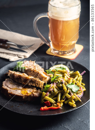 Roasted pork with braised green beans and beer 86133565