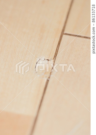 Flooring breakage 86133718