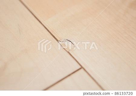 Flooring breakage 86133720