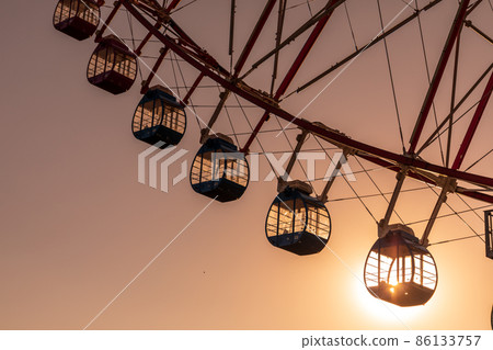 “東京”日落和摩天輪 “東京”日落和摩天輪 86133757