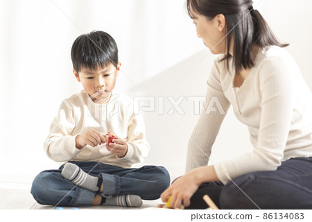 Parent and child playing with blocks 86134083