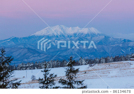 Mt. Ontake floating in the sea of clouds at sunrise from Kirigamine Plateau 86134678
