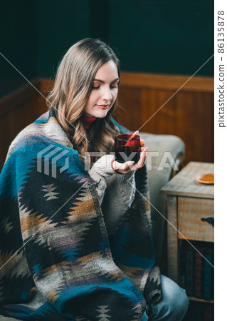 冬天的房子時間形象_俄羅斯女人 冬天的房子時間形象_俄羅斯女人 86135878