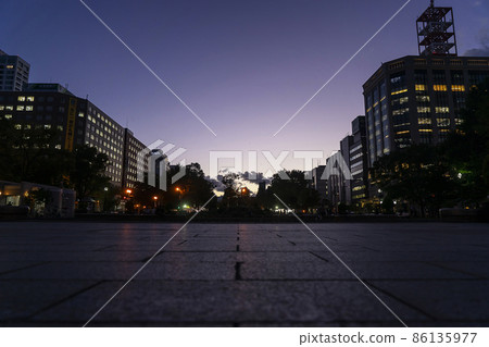 建築街的黃昏,神奇的時刻,紫色的天空 建築街的黃昏,神奇的時刻,紫色的天空 86135977