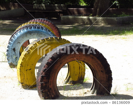 公園裡安裝了輪胎遊樂設施(輪胎跳躍) 公園裡安裝了輪胎遊樂設施(輪胎跳躍) 86136009